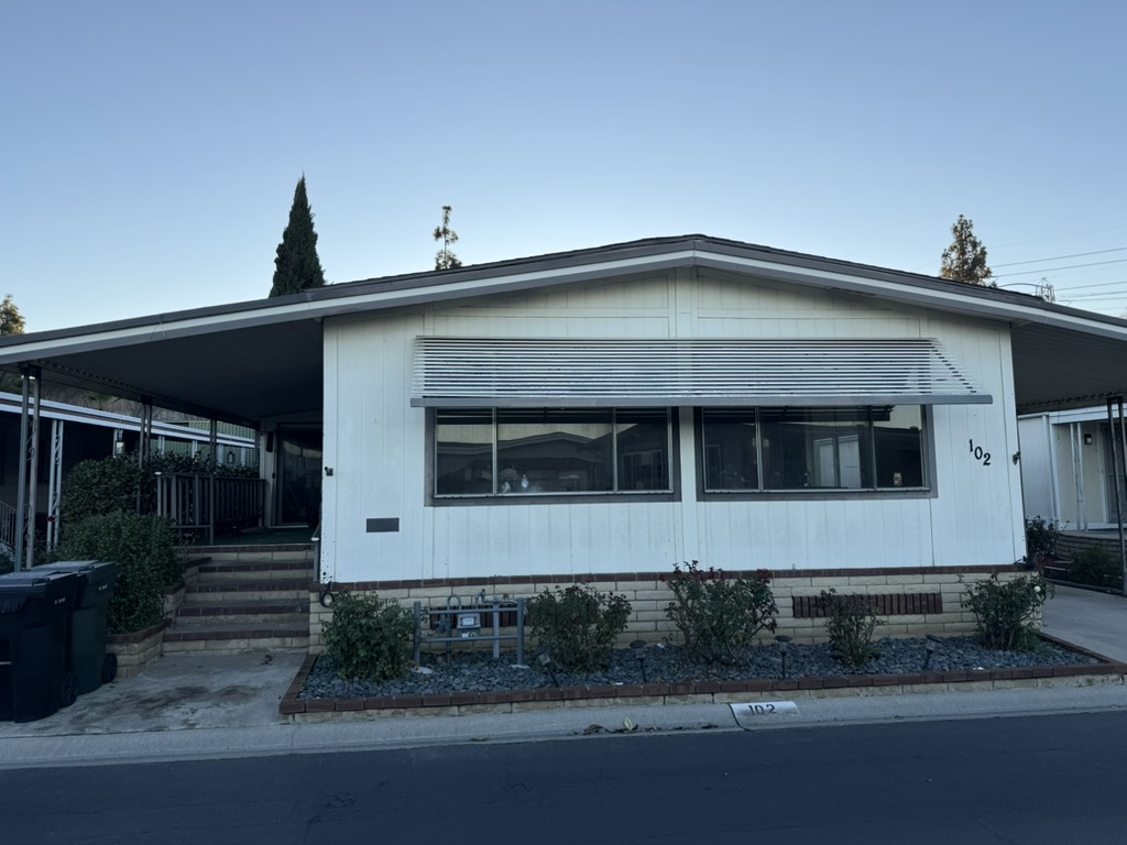 Older manufactured home in a mobile home park that may be difficult to sell through traditional methods.